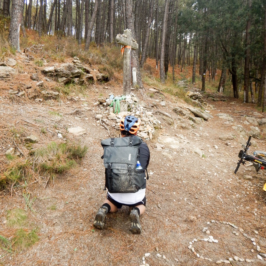 No se si estoy rezando o estoy suplicando !! je,je. 
ASí quedé , postrado tras la subidaa a #labruja en el #caminoportugués #caminocentral 

Suerte que llevaba una #ebike , o lástima , porqué arrastrarla tan pesada por semejante lugar no fué taréa fácil .