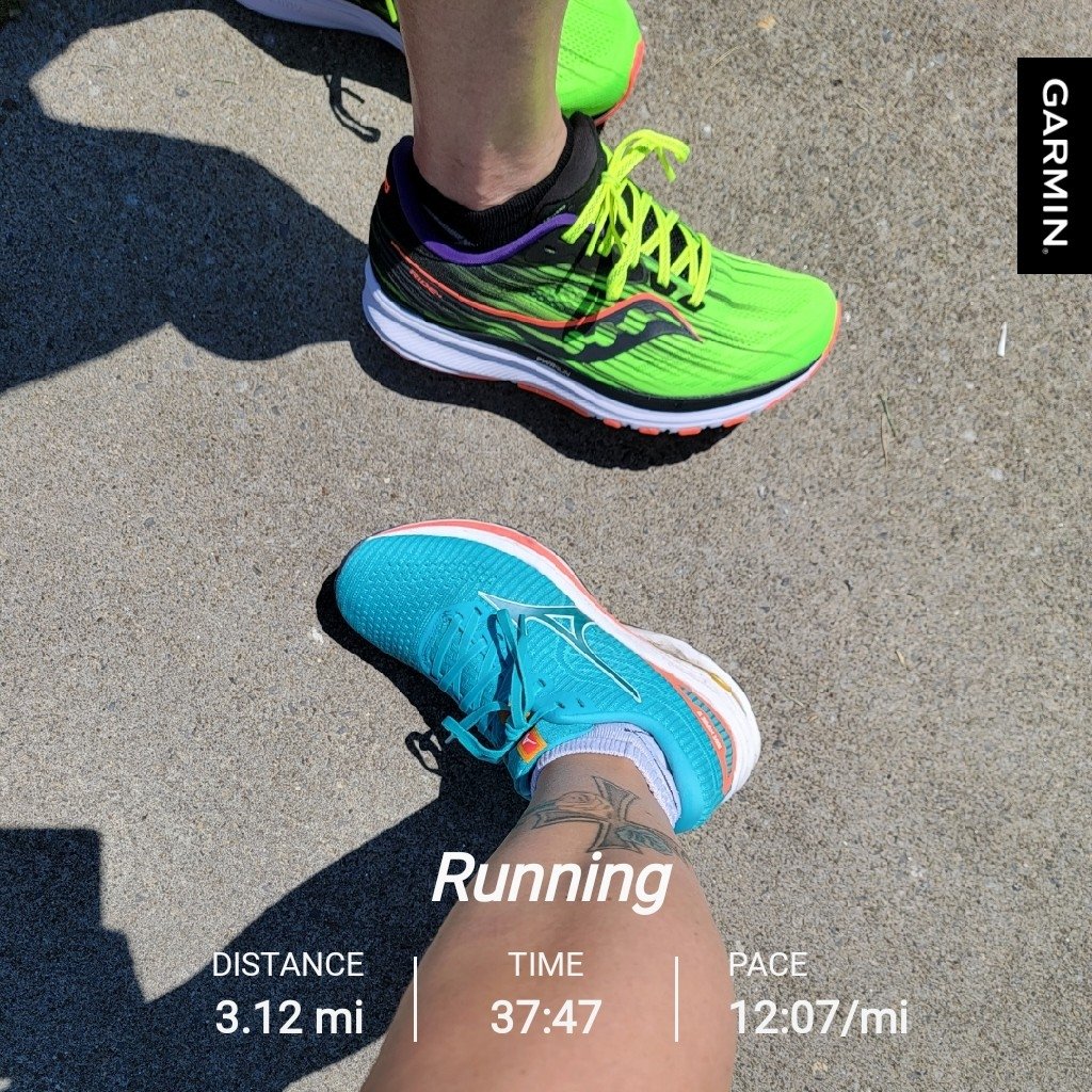 MedalChasers's tweet photo. Very easy 1:1 intervals today to loosen up the legs after yesterday's half. Also time for hubby to break in his new sneakers! I thought mine were bright ๐คฃ
#mondayrun #memorialday #newrunningshoes #mayrunning #runrecovery https://t.co/FJt63lQ4nA