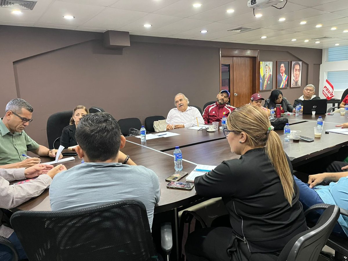 willy_casanova's tweet photo. 🔥🔥🔥En Maracaibo, el @PartidoPSUV sigue avanzando con la instalación de los equipos parroquiales para fortalecer la unidad revolucionaria y la defensa de la Patria.

¡Somos la fuerza del pueblo que respalda al presidente @NicolasMaduro!
#PSUVMaracaibo #PSUV https://t.co/cKHs4c0wq8
