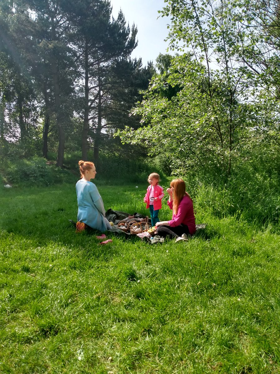 Lovely #natureplay in the #sunshine , playing with water 💦, mudkitchen, hammocke, ropeswing , making recycled fairy wands #OutdoorPlay #outdoors #playmatters #playeveryday #nature #Sustainability @PlayScotland @DadsRockOrg @EdinburghLfS