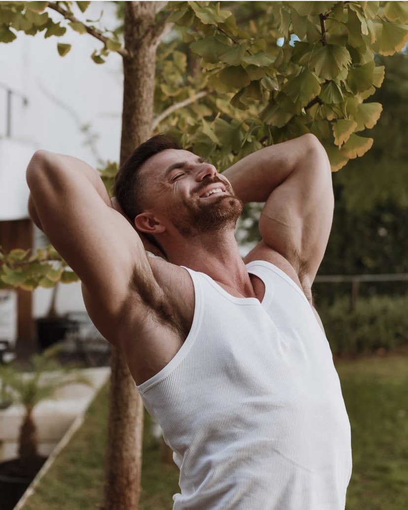 Stretching in our Garden 🙆‍♂️ is fundamental to start the day full of energy! Book your stay now so you can start full of energy too. 
👉thelatebirdslisbon.com 
.
.
.
📸: @cf3fitness
