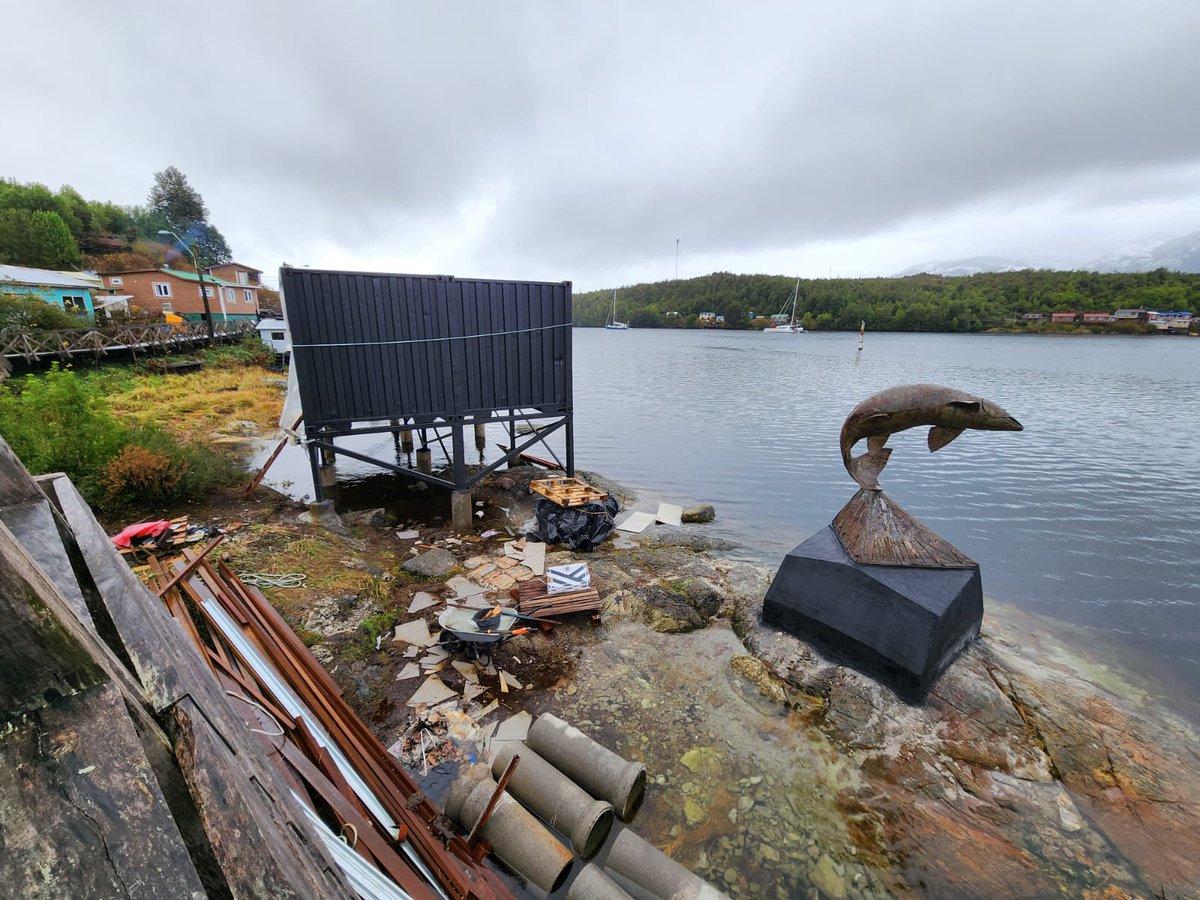 Lo que faltaba, "Monumento al Salmón" puesto en territorio kawesqar (cerca de Puerto Edén).
Hasta cuándo este modelo colonizador que ampara a la directiva de 1 comunidad a tomar decisiones a nombre d un Pueblo entero y financiado por la nefasta industria q destruye nuestras aguas