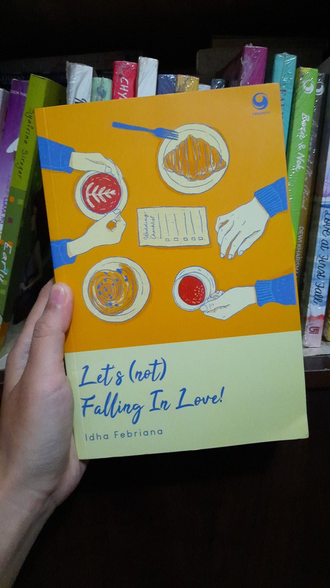 syeri_sye's tweet photo. Novel ini menceritakan mengenai Naras Prameswari yang sungguh sangat sebal dengan pacar jarak jauhnya yang merupakan seorang workaholic. Belum cukup sampai di situ, pacarnya tersebut juga justru menyerahkan tanggung jawabnya untuk menyiapkan pernikahan sahabat.. https://t.co/9hQlYAqgrj
