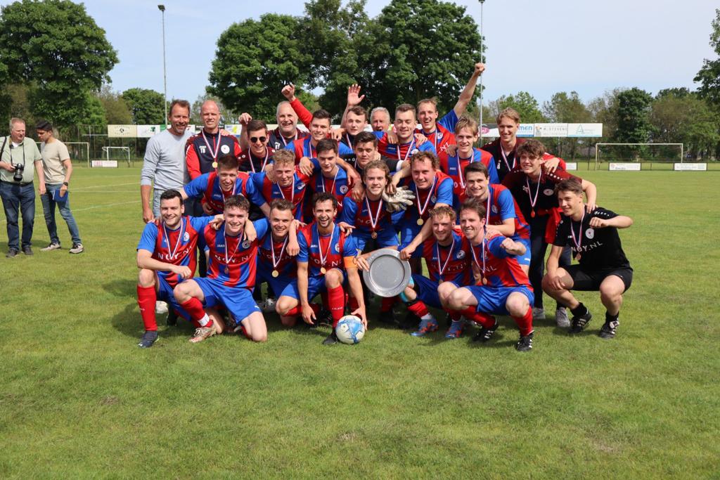 VVHeijen's tweet image. Uw Twitteraar was Twitter even vergeten: Heijen 1 is kampioen van de vierde klasse F na een 0-4 overwinning bij EWC! Goals van Thymo Zeelen, Jeroen Melis, Tijn Wabeke en een EWC-speler. Voor het eerst in de clubgeschiedenis gaat Heijen volgend seizoen derde klasse spelen!