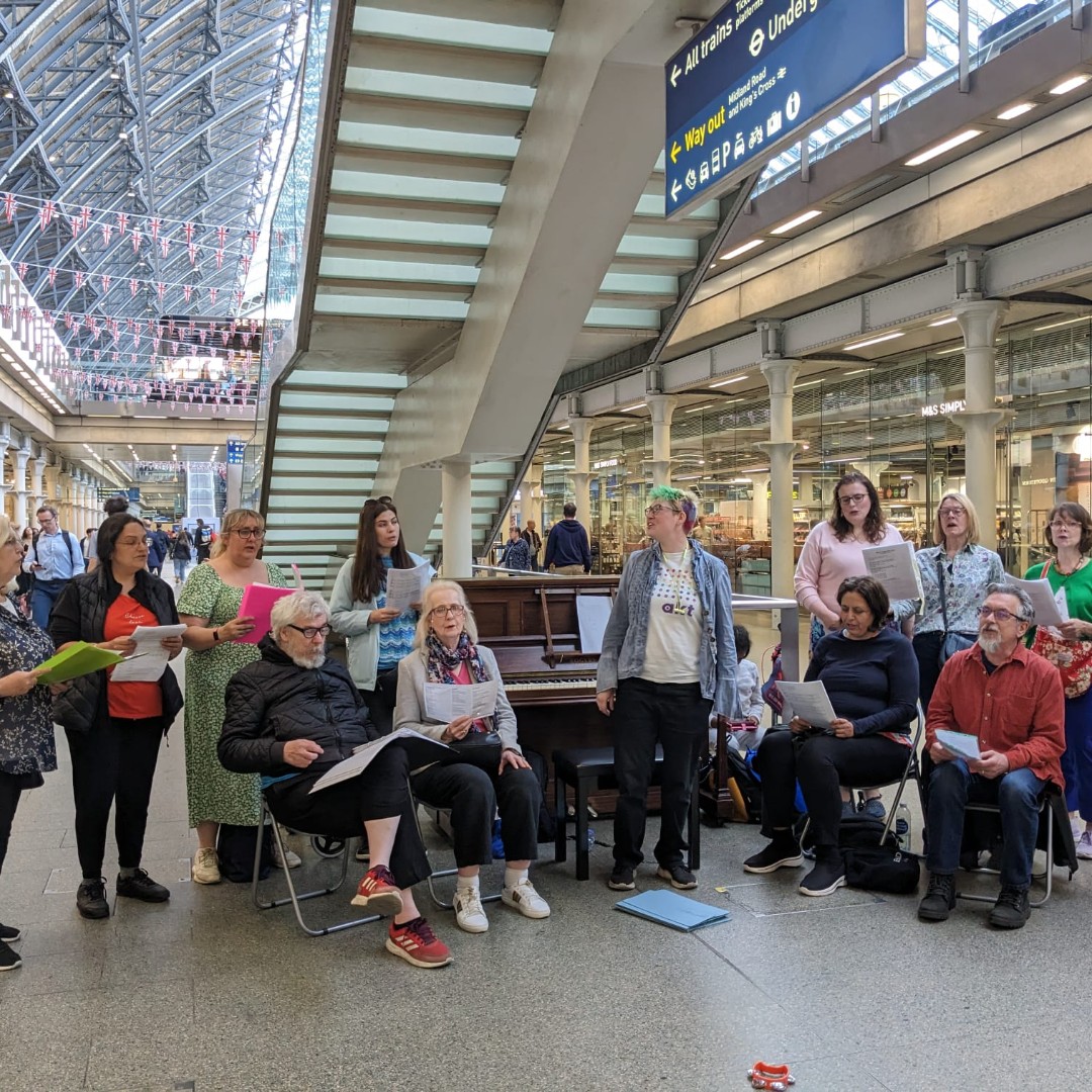 camden_giving's tweet photo. Thank you to the incredible choirs, musicians, and performers who fundraised for us at St Pancras station during #CamdenGivingWeek23! Your support and talent are truly appreciated.🙌🎶@HumanistChoir #AbiMc #SarahThainAndFriends #TheRegentsParkSingers #ElizavetaKrepkova #HaleyHand https://t.co/FmDOKuAzQW