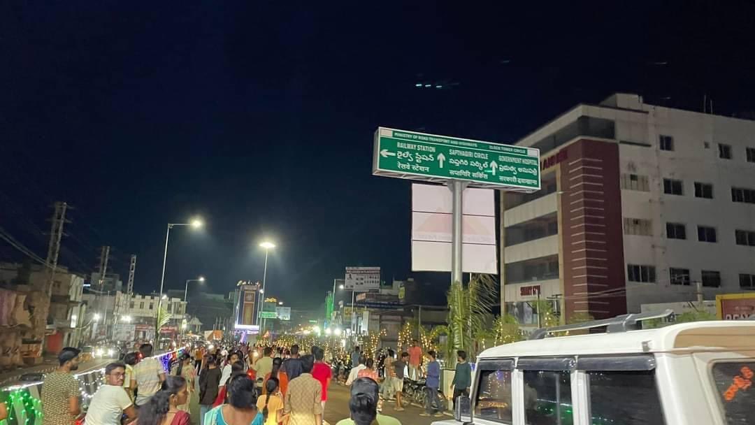 bheemsettysrinu's tweet image. పది దాటిన పండగ లా అనంతపురం టవర్ క్లాక్ బ్రిడ్జి సందర్శిస్తున్న టౌన్ ప్రజలు ..

#TowerClock #anantapurmunicipality #APRoads