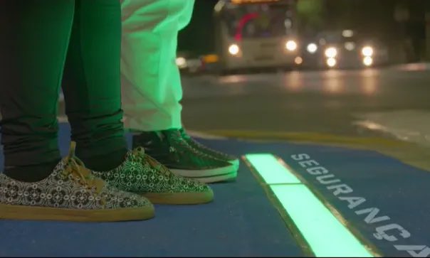 motoristasltda's tweet photo. SEMÁFORO NO CHÃO. 🚥
Esse é o exemplo de uma solução da #DATAPROM que atua nesse sentido.
Para isso, foi implantado faixas de led acopladas ao poste e ao antebraço dos semáforos e nas calçadas. É um semáforo no chão que faz o trânsito mais seguro. 🟩
+ https://t.co/9noXVOD3tG
