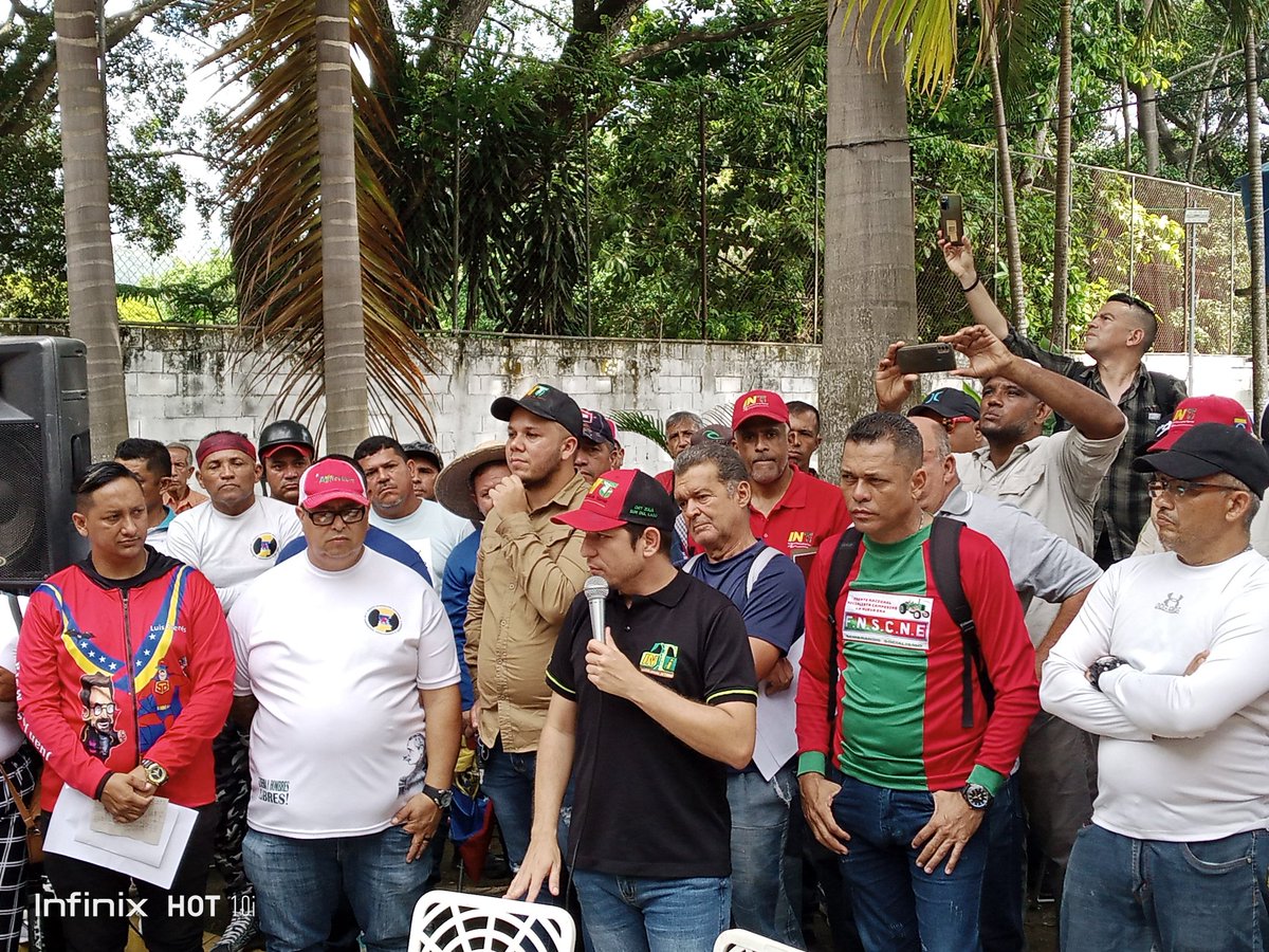 josequi30254447's tweet photo. Presidente del @INTi_Venezuela @davidjhg desde #Carabobo desmiente la manipulación mediática de grupusculos que pretenden perturbar el esfuerzo de la revolución bolivariana por reimpulsar la producción de alimentos @NicolasMaduro @Fondas_Ve https://t.co/CGvjNxOSlo