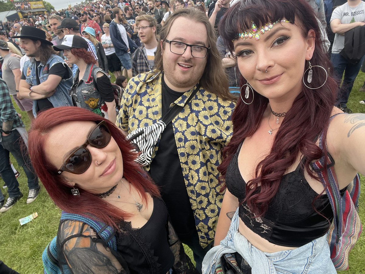 befmavaa's tweet photo. Had the absolute best time at slam dunk but christ is my body broken 😂 lived my absolute emo teen dream seeing Hawthorne heights and BFS tho 💚 https://t.co/Sn5pOxdvI6