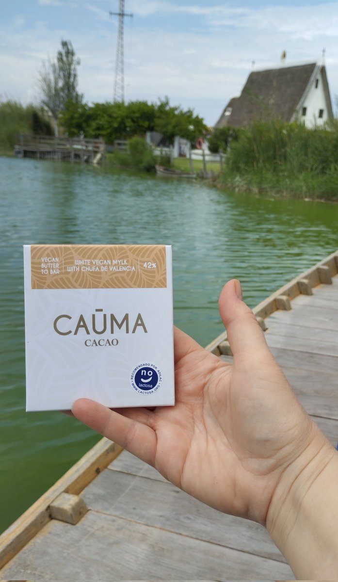 Descubriendo #Valencia. Hoy l'Albufera. Tableta de Caūma Cacao, la marca bean🫘to bar🍫de la emblemática Trufas Martínez. Catada el año pasado por primera vez. Chocolate blanco #vegano. La leche de vaca se ha sustituido por chufa valenciana (tigernut) MUY buena. #singluten #vegan