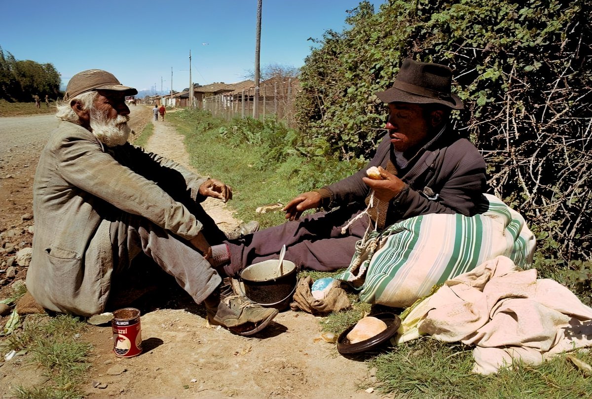 Afuerinos de paso por Chillán comiendo a orillas  del camino, año 1971.
#Chile #Chillan