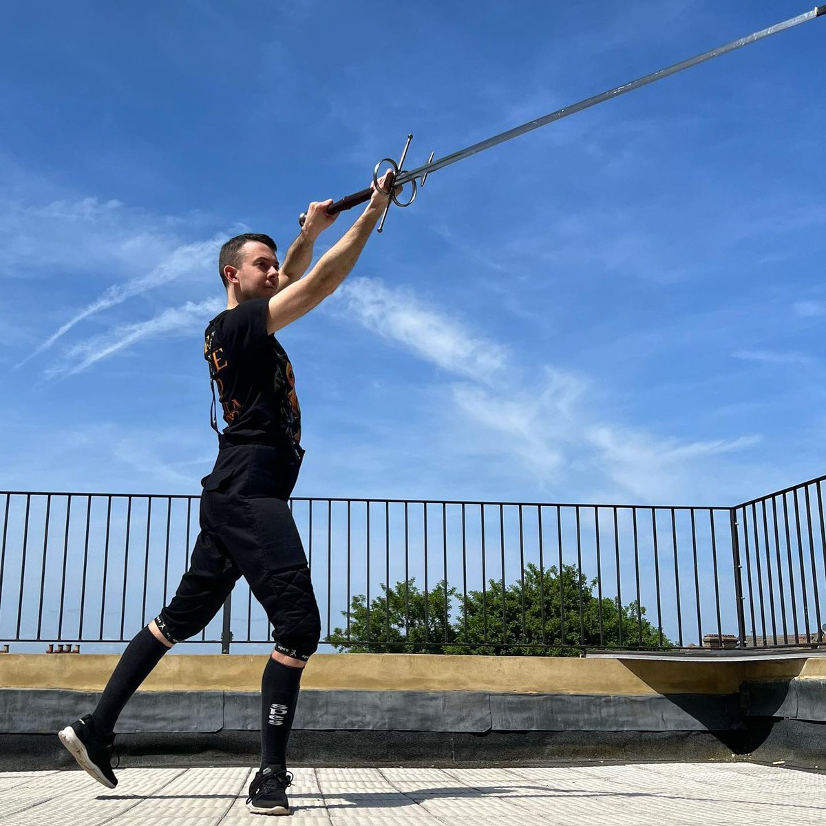 LondonLongsword's tweet photo. Montante in a private lesson, Sébastien mid flow.  Some excellent work from him on Figueiredo’s rules.

https://t.co/sH459sDx8B
 #hema #fencing #montante #spadone #greatsword #londonlongswordacademy #londonlongswordfamily #learnswordfighting #historicalfencing https://t.co/RFTarxnkMC