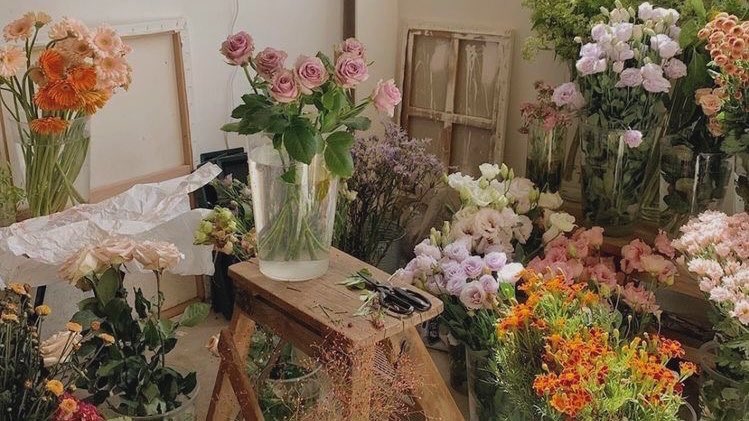 Coffee dates and fresh flowers 💐