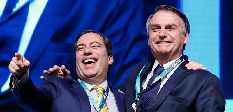 pedrorousseff's tweet photo. 🚨URGENTE: Bolsonaro deu CALOTE BILIONÁRIO na Caixa para tentar se reeleger a qualquer custo. 

Depois de ver que o Auxílio Brasil não gerou apoio que esperava, ele liberou R$ 10,6 BILHÕES na Caixa para literalmente COMPRAR VOTO. 

Bolsonaro será denunciado por ABUSO DE PODER econômico e político. CADEIA NELE!!!