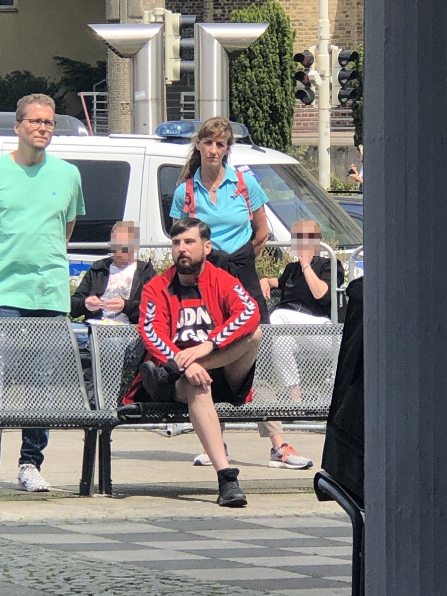 kgegenrechts's tweet image. #sg2905 Unter den 5 Teilnehmer*innen der rechtsextremen Demo von Nehrling in Solingen war ein Nazi mit antisemitischem T-Shirt. Der Gegenprotest direkt um die Nazidemo herum war laut und stabil.