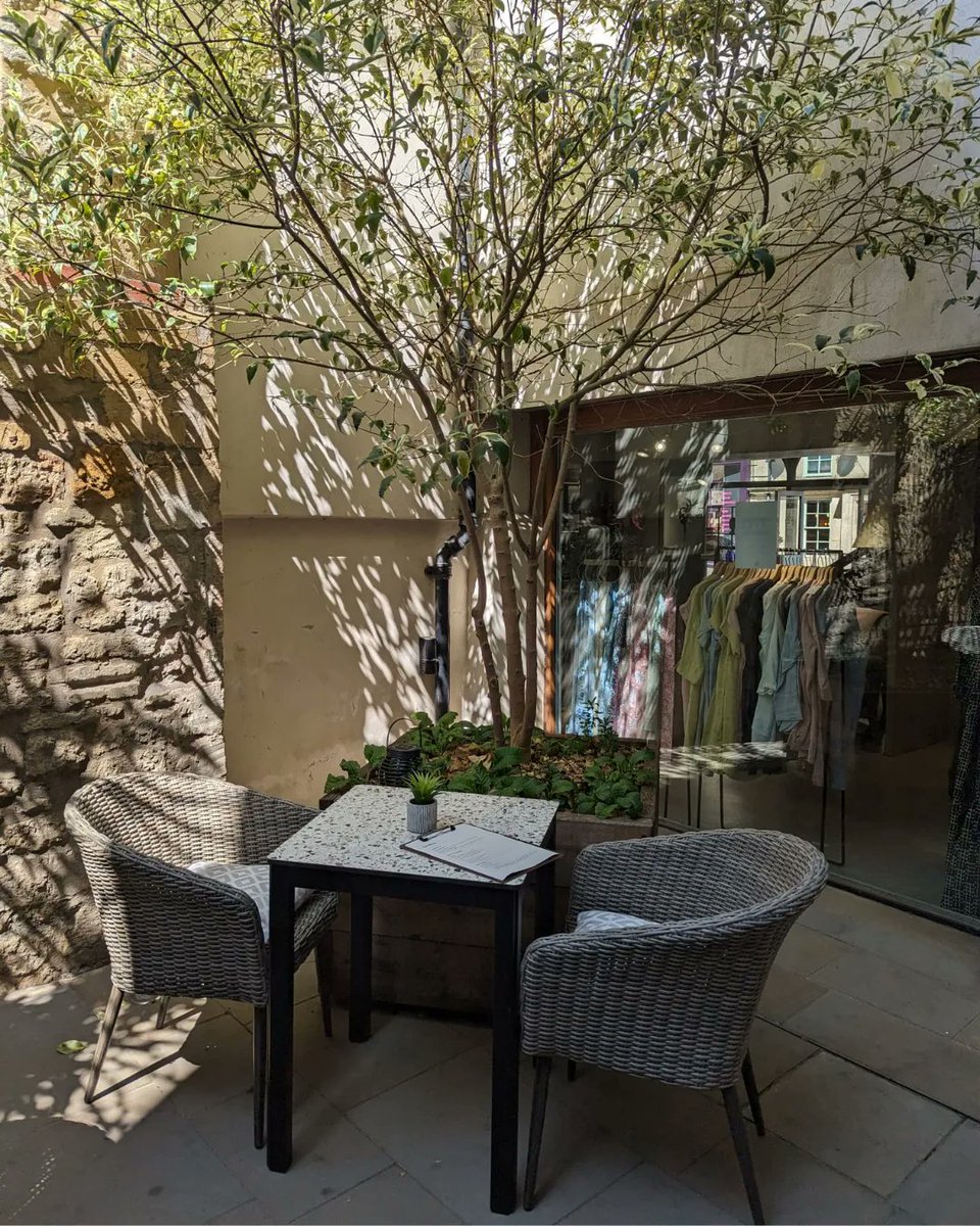 ☀️🌸☀️ Nothing beats summertime vibes at Milsom Place! ☀️🌸☀️
.
.
.
#MilsomPlace #SummerVibes #ShopTillYouDrop #AlFrescoDining #BathUK #VisitBath
