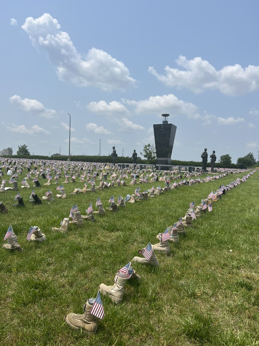 Remembering those who paid the ultimate sacrafice. 🇺🇸 photo courtesy of PFC Emily Norman, Ft Campbell.