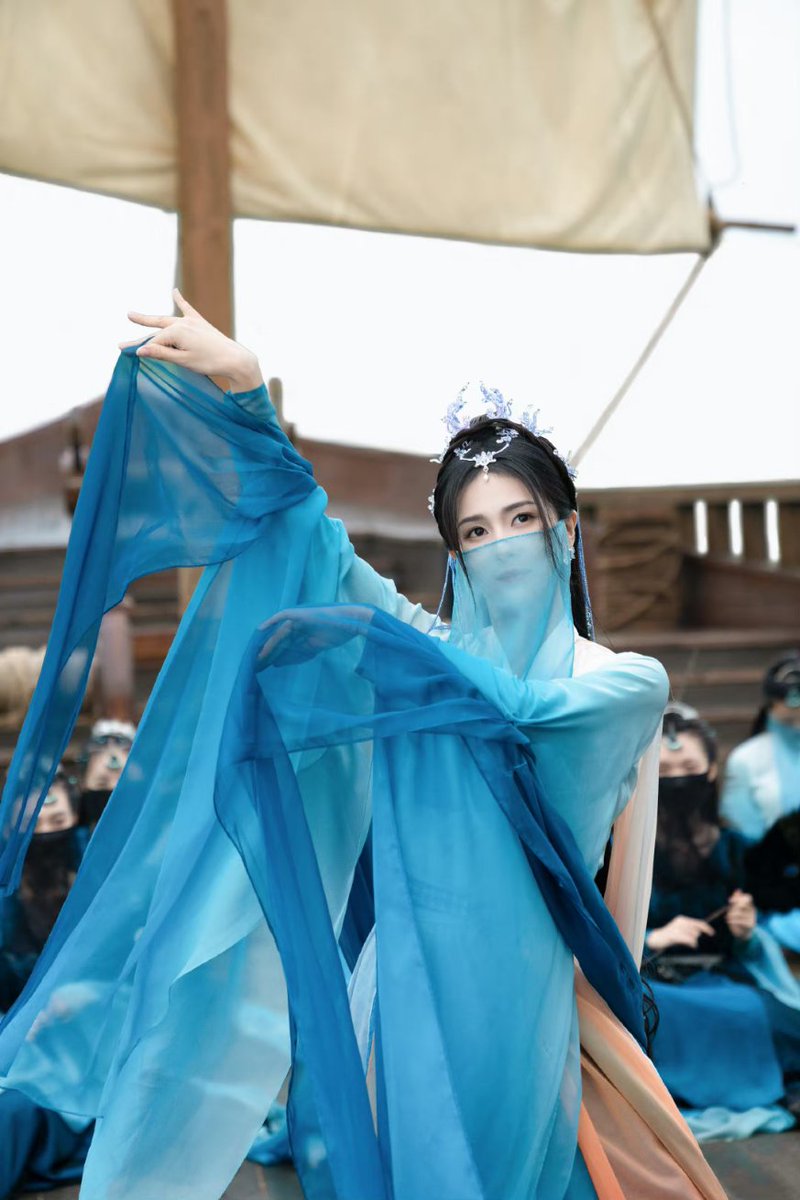 SMilkdrama's tweet photo. "I remember very clearly that it was the first scene where #LuoYunxi joined the crew. He captured the essence of the character Tantai Jin all at once. I watched his performance and thought that this was the Tantai Jin that was written in the script."

#BaiLu #TillTheEndOfTheMoon https://t.co/AvvhDAT3Or