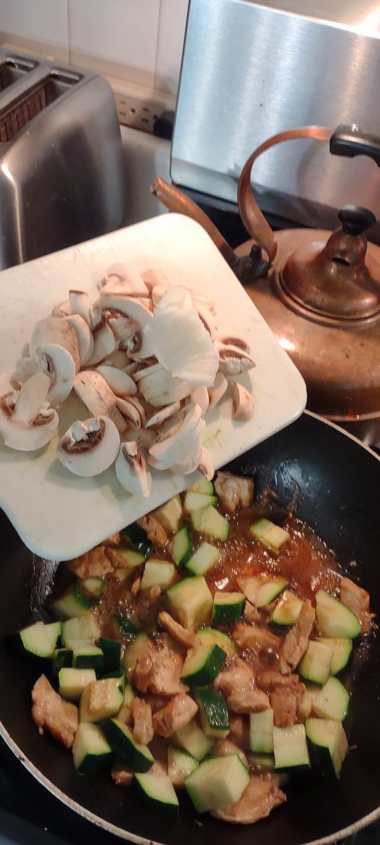 ashadowinamyst's tweet photo. #cooking #bread #breads
#DIY #prepper #prepers #oldways #recipes #recipe #food
Make it yourself !
Chicken and Vegetables

People should know how to cook, do some carpentry, do some canning, gardening.
They should know how to use a sewing machine or sew by hand.
(Something to Remember)
You will always Not be able to do something.
Until you Try it.