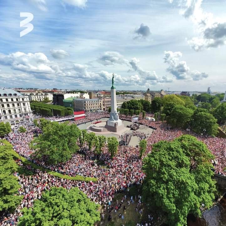 Let's make that this picture reach world headlines!
Latvian nation welcomes Latvian national hockey team home. 
They are our champions! 🇱🇻

Photo: TV3 Latvia