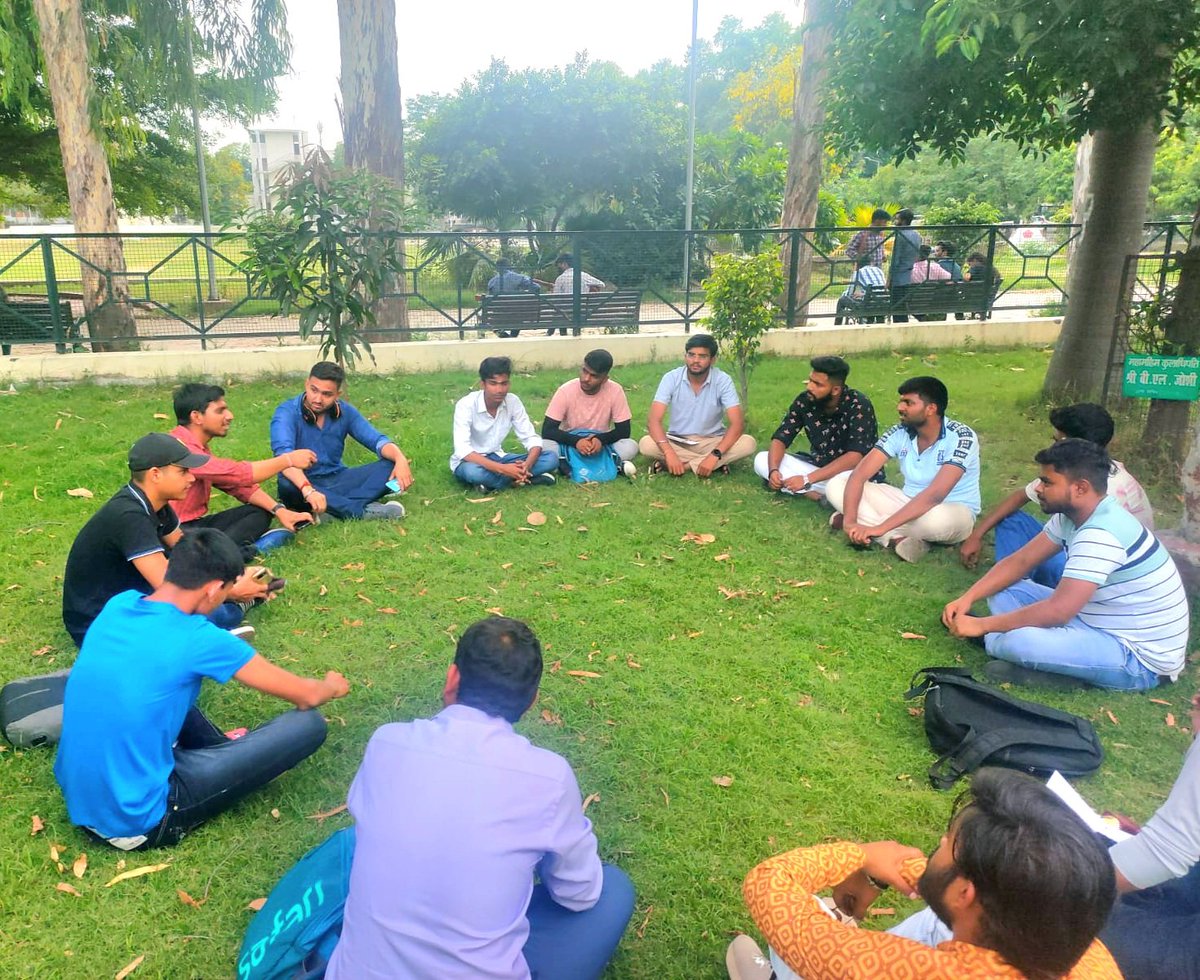 Akshay_Svar's tweet photo. Today @abvplu unit organised a #study_circle on the topic "Overview and Political Scenarios over New Parliament".
#abvplu #abvp4awadh https://t.co/bELgyr2LwV