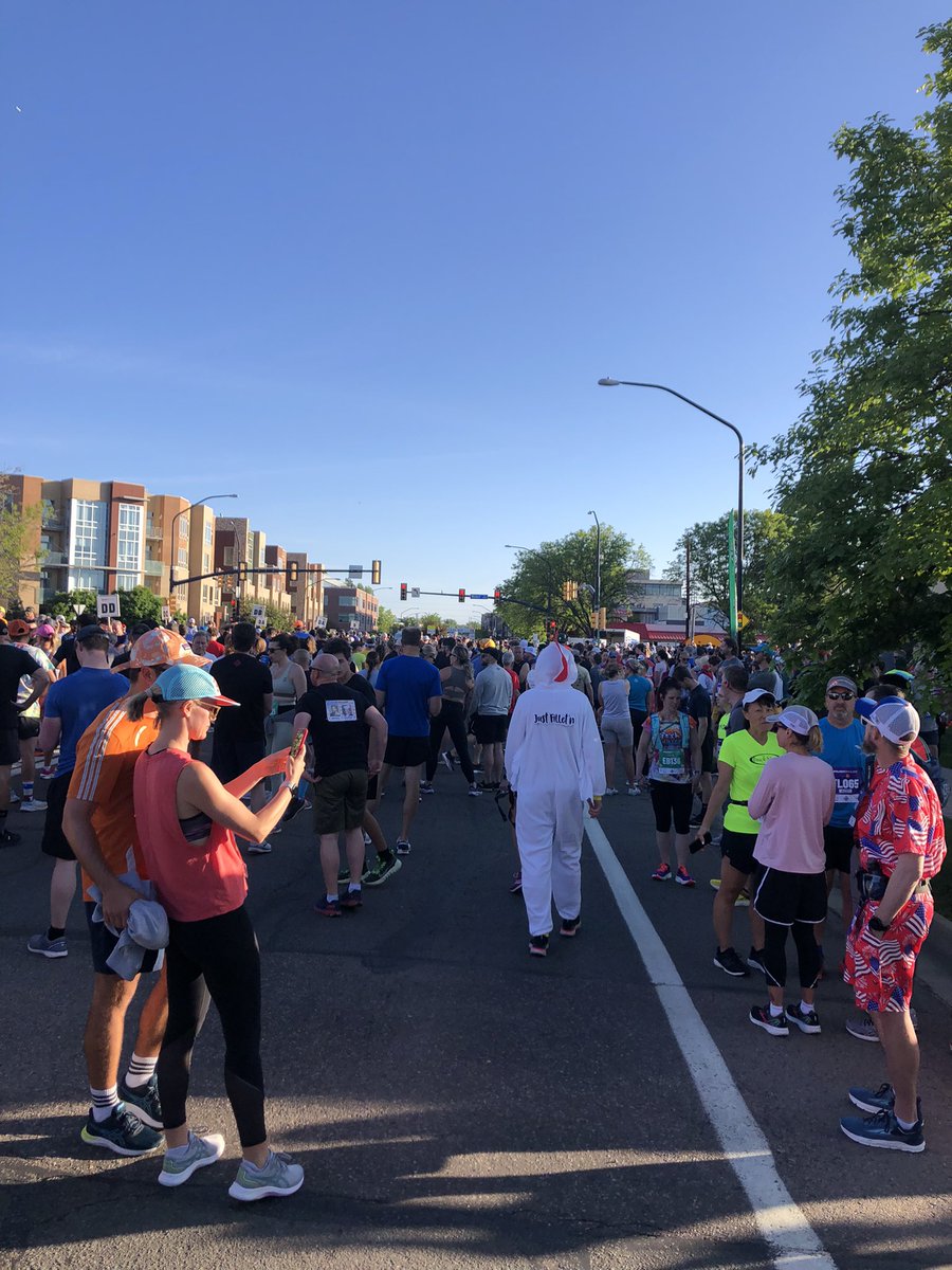 Realrellim's tweet photo. Bolder Boulder! Go time in 22 minutes. #bb10k #bolderboulder #bolderboulder2023 #leagueofgarmin #skirtsports #zoomarunclub https://t.co/cSUfjL0Mty