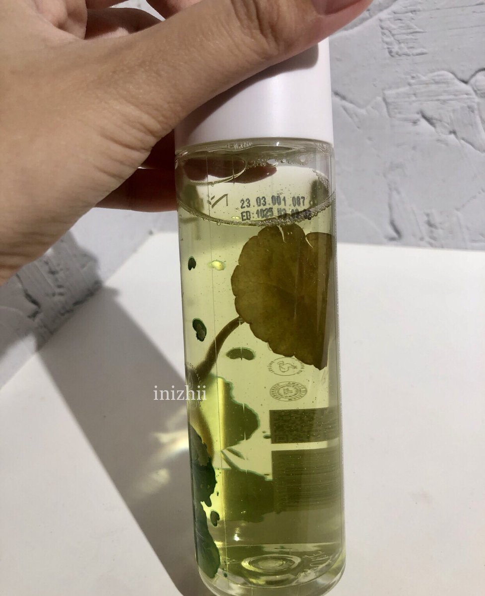 inizhii's tweet photo. Ada sedikit wangi yg khas dari produk yg ada cicanya. Aku suka krn wanginya bikin rileks aplg kl dipake csm. Ademmmm

Ini isinya 150ml, lumayan banyaak https://t.co/mGCjZ3a7zH