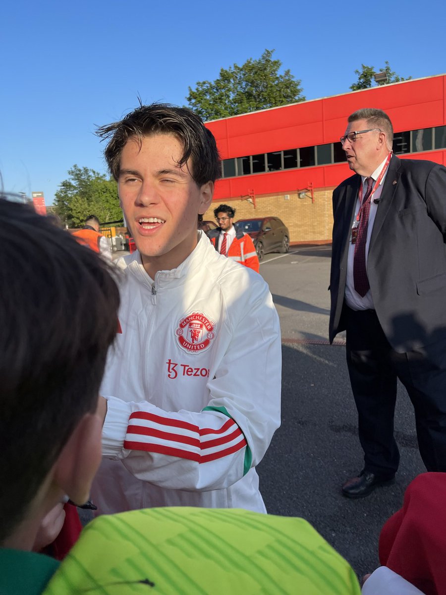 Appreciation post for <a href="/TomHeatonGK/">Tom Heaton</a>, <a href="/FPellistri07/">Facu Pellistri</a> &amp; Darren Fletcher all stopping to sign my boys <a href="/ManUtd/">Manchester United</a> shirt after yesterdays game #legends #MUNFUL