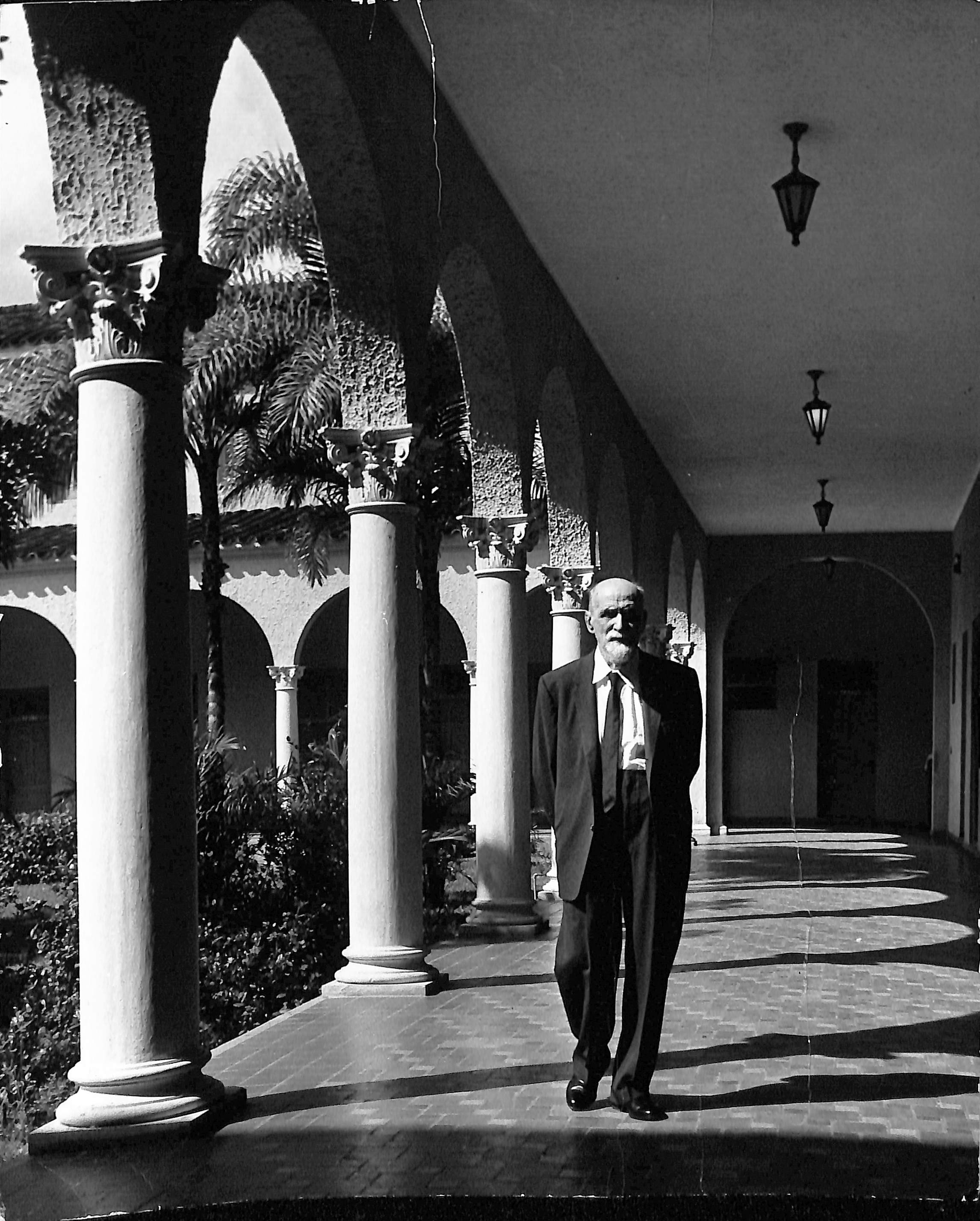 Juan Ramón Jiménez en uno de los pasillos de la Universidad de Puerto Rico