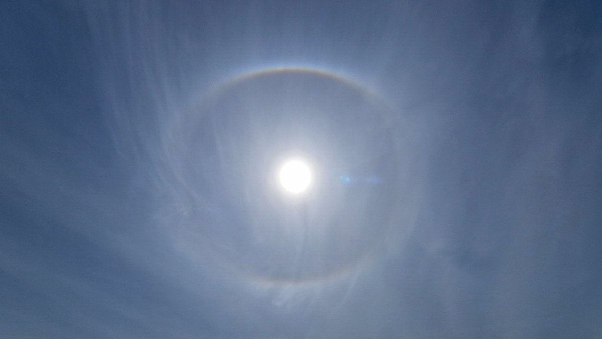 PrimaSaima's tweet photo. Prachtige #Halo om de zon in Wijchen om 15u. 
@BuienRadarNL @helgavanleur @weeronline @weermanreinier @Weerplaza @KNMI https://t.co/GMPiX7Cf5I