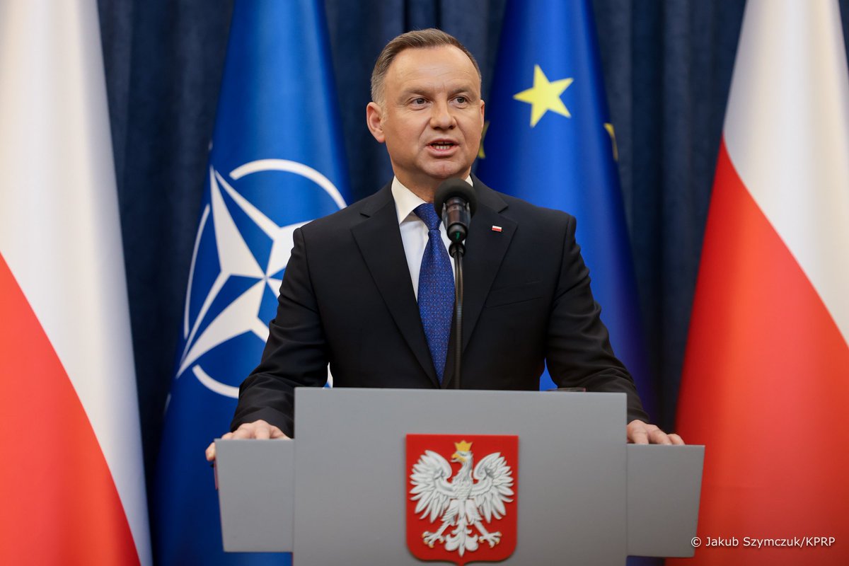 prezydentplarch's tweet photo. Niech osoby, które decydowały się na udział w polskim życiu publicznym, mają odwagę, by stanąć przed komisją badająca rosyjskie wpływy na kwestie związane z bezpieczeństwem Rzeczypospolitej i powiedzieć, jaką rolę odegrały w tamtych czasach. 

Treść oświadczenia Prezydenta @AndrzejDuda ➡️ https://t.co/yBIT12eE0G