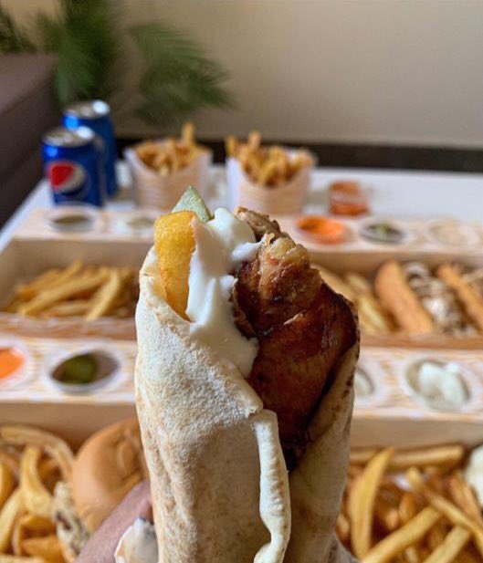 shawarma_bees's tweet photo. @Ask_Alriyadh1 شاورما بيز ألذ شاورما في الرياض 😃

ليش ؟ 

✅ دجاج مقمر و لذيذ و بكمية ترضي الجميع 
✅ سعر مناسب للجميع 
✅ خبز طري و مناسب للشاورما خاصة الكلاسيك
✅ صوص ثوم ولا أروع و لا ننسى باقي الصوصات بعد 
✅ بطاطس و مخلل من أفضل الأنواع اللي تناسب الشاورما

نتشرف بالجميع ✌️ https://t.co/0wvWVSGuqd