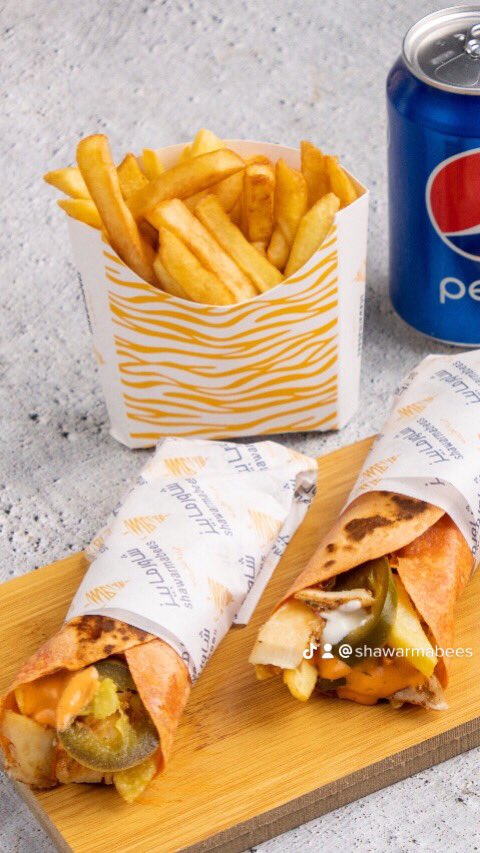 shawarma_bees's tweet photo. @Ask_Alriyadh1 شاورما بيز ألذ شاورما في الرياض 😃

ليش ؟ 

✅ دجاج مقمر و لذيذ و بكمية ترضي الجميع 
✅ سعر مناسب للجميع 
✅ خبز طري و مناسب للشاورما خاصة الكلاسيك
✅ صوص ثوم ولا أروع و لا ننسى باقي الصوصات بعد 
✅ بطاطس و مخلل من أفضل الأنواع اللي تناسب الشاورما

نتشرف بالجميع ✌️ https://t.co/0wvWVSGuqd