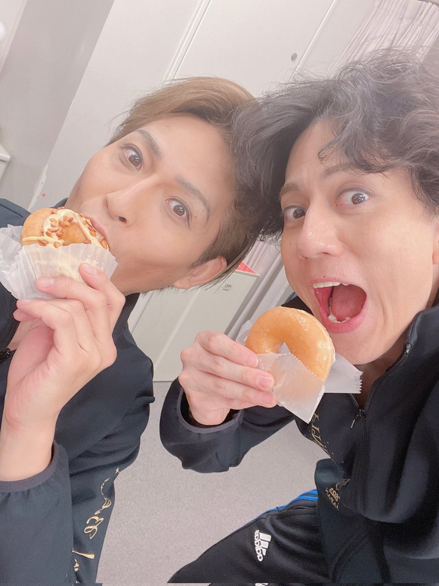 ファインディングネバーランド本日２回公演
無事に終えました☆
お足元の悪い中わざわざ観に来て頂きありがとうございました☆
私のお世話になっている隠岐島海士町の方も観に来て下さいまして
ネバーランドに行きました!
と言ってくれました☆
昼夜休憩に遠山ゆうちゃんと
ドーナツモグモグタイム☆