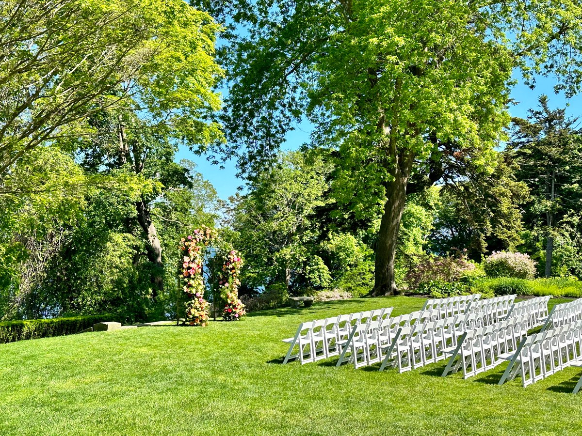 Great crowd at last night's #wedding at @GlenManorHouse in #portmsouth - Congrats  Alexa & Jeff! #weddings #weddingstyle #weddingday #dj #weddingmusic #weddinginspiration #weddinginspo #bridalinspiration #bridalinspo #engaged #401love #riwedding #uplighting #uplights