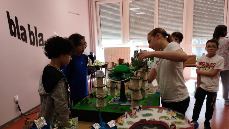 Collège J.De La Fontaine:
Accueil d’une cinquantaine d’élèves de CM2
Course aux nombres, arts du cirque, activités ludiques en LV, visite de l’exposition JO « Génération 2024 » , atelier scientifique et déjeuner à la cantine@dsden57@rinoldo2@KarimaBoukhalf2😊👍