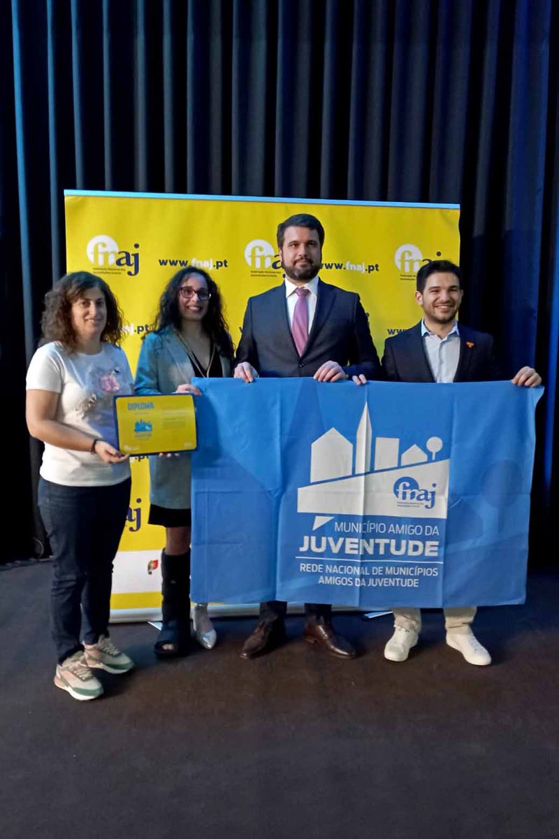 CMVNFamalicao's tweet photo. Famalicão recebeu a bandeira de Município Amigo da Juventude e o Selo de Município Amigo da Juventude – Categoria de 5 estrelas, no III Encontro da Rede de Municípios Amigos da Juventude, promovido pela Federação Nacional das Associações Juvenis #FNAJ.
📰 https://t.co/WArOMho4Gu https://t.co/moSpeSQnap