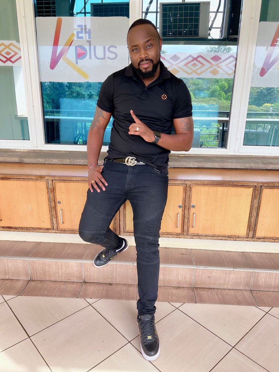 Good evening! Tuko ndani ya number one drive show #ChrisNaTrickyMilele kuanzia 4.00pm hadi 8.00pm. Unaskiza show ukiwa wapi? <a href="/chris001Ke/">Chris Da Bass</a>