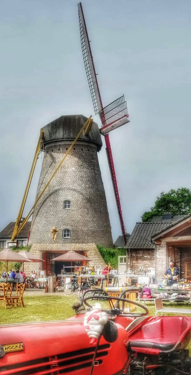 Voor liefhebbers van garageverkopen viel er vandaag veel te beleven in het Molenkwartier bij de Zorgvlietmolen in Molenbeersel.