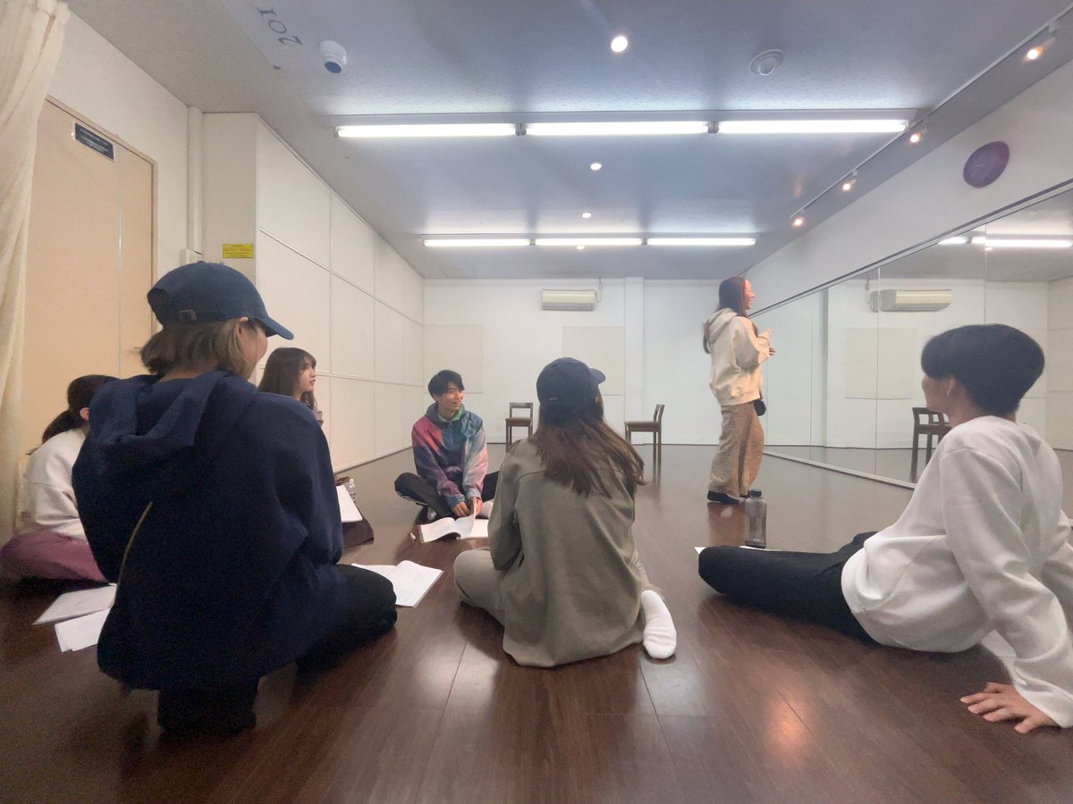 MONA_gekidan's tweet photo. 本日のカミオクオフショット🥳
ある日の稽古場ソアン目線☁️
私達のヒロインはこの日もかわいくてかわいい🫶🏻
#かわいい
#茜ちゃんかわいい
#カミオク
#神様からの贈り物
#贈り物は茜ちゃんでした
#かわいいオフショット https://t.co/ZVfYtz5Auv