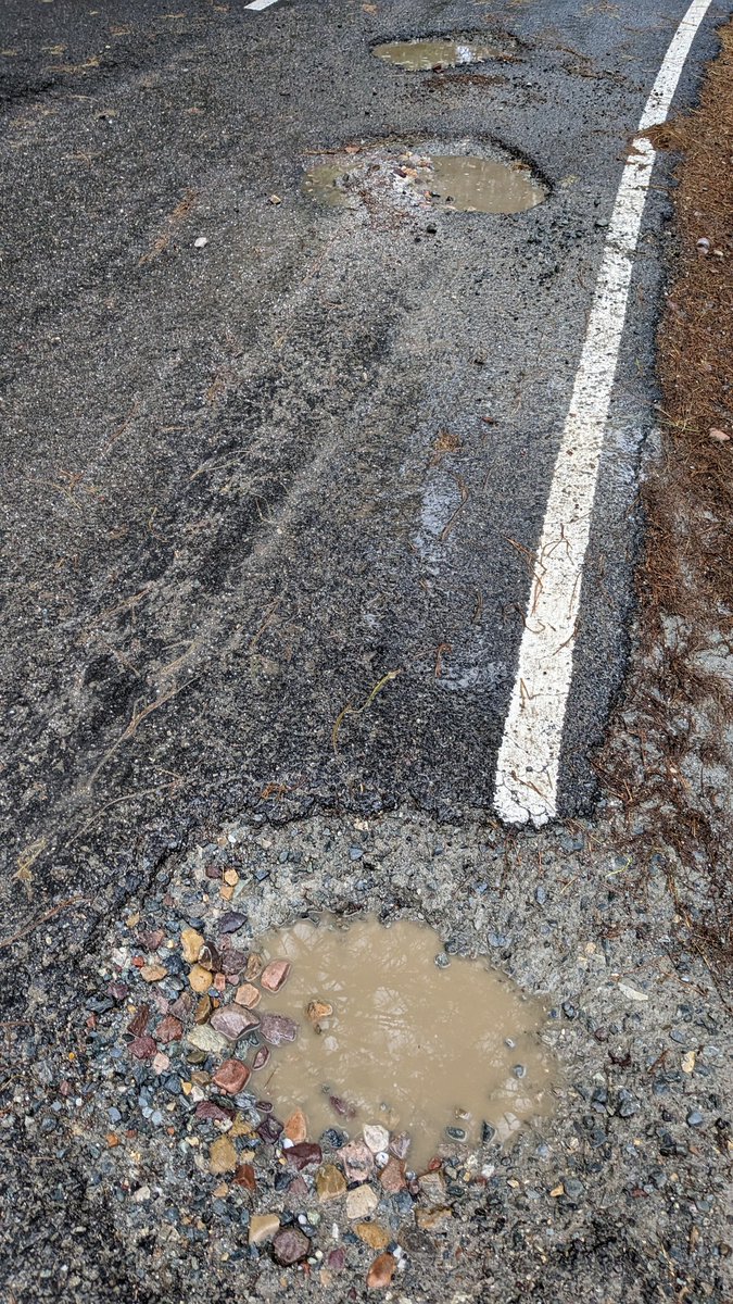 SunilDogra51's tweet photo. Respected @nitin_gadkari ji, what time does it take a pothole to appear on a concreted metalled road? 
Also refer to NHAI complaint no. 1978648018 dt. 05/10/22, which has not been resolved yet but the potholes has come up. https://t.co/ZHZ0JFM4Bs