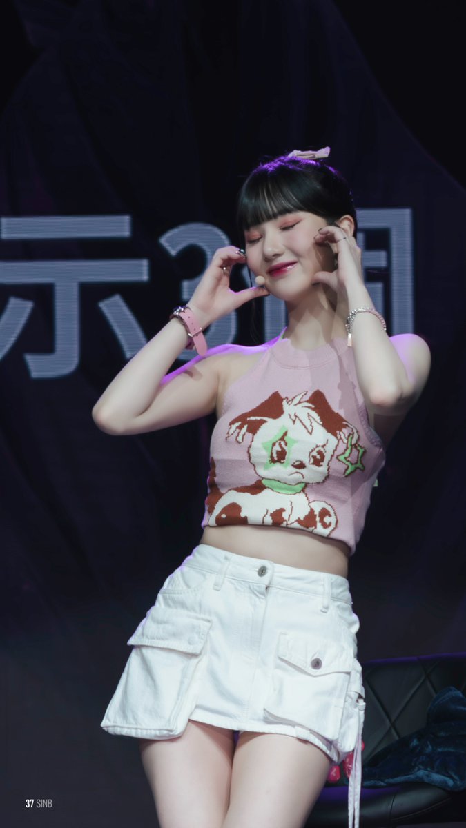 Eat all the burgers in the world and enjoy them however you want!!!!!!
—
27 WISHES FOR EUNHA
 #우리의_우주는_은하야 #SunshinEunhaDay
@VIVIZ_official