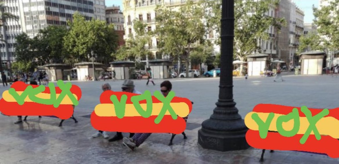 que chulos los bancos nuevos, le dan un toque liberal a la plaza y todo 🤪