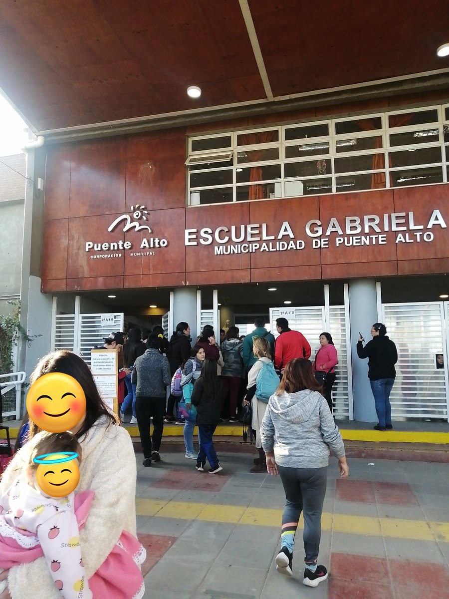 _moyanez_'s tweet photo. Lamentable que los profesores de los colegios municipales en Puente Alto tengan que llegar a este punto para exigir sus derechos laborales. 
Hoy la escuela Gabriela para sus funciones, una de las exigencias es que no les quiten la sala de ciencias para el alumnado. @germancodina https://t.co/1H9sK5M8bm