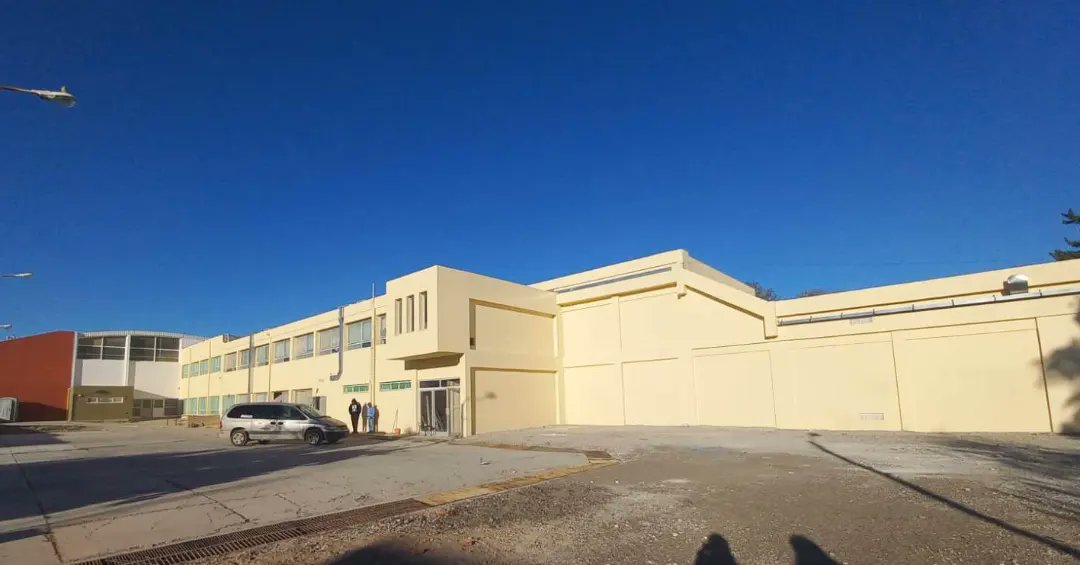 SIEPChubut's tweet photo. Finalizamos las obras de refacción en la Escuela N°750 de Puerto Madryn 👩‍🏫🧑‍🏫

✅️Las mejoras contemplaron la intervención en las instalaciones de gas y electricidad, nuevos equipos de calefacción, pintura interior y exterior y la construcción de una nueva torre tanque. https://t.co/ZYUnMNyTnR
