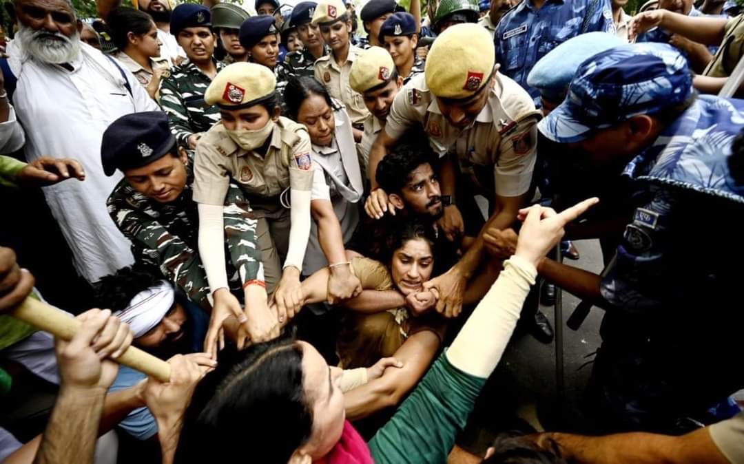 ये भारत है दोस्त...
यहाँ लोग लाश उठा लेंगे,
पर अन्याय के खिलाफ आवाज नही उठाएंगे।
@SatisaPendama <a href="/PMOIndia/">PMO India</a> <a href="/CMOfficeUP/">CM Office, GoUP</a> <a href="/CMMadhyaPradesh/">Chief Minister, MP</a>