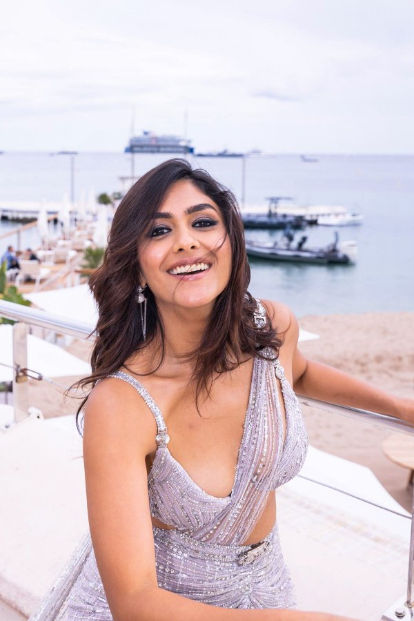 FxTJHqYagAI4Xu3?format=jpg&name=900x900