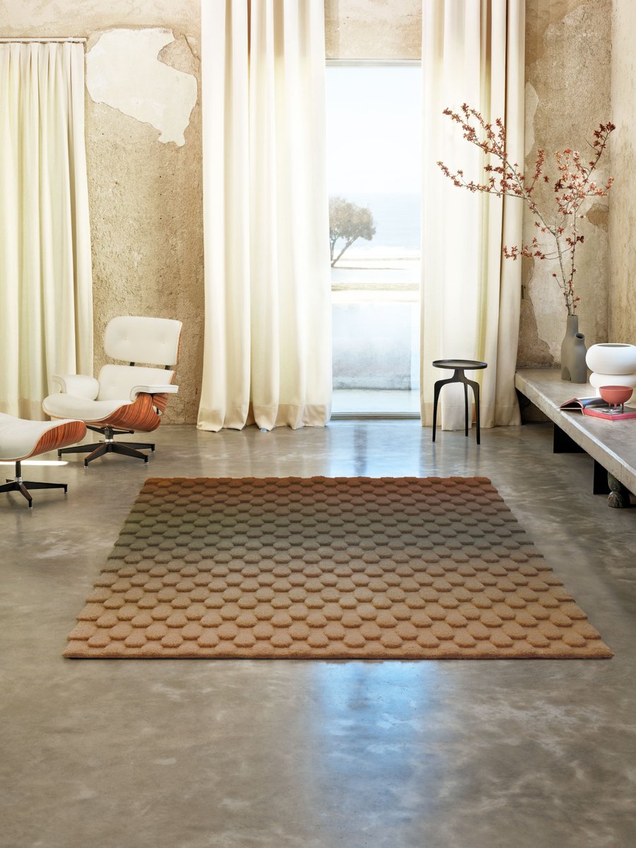(EN) Rhythm Majestic is a timeless choice for any space.
The relationship between the lines and the colour gradient of this rug makes it a unique and super elegant piece.
 
Learn more about this rug and the entire FUSION collection here:
lnkd.in/dWEATAbF