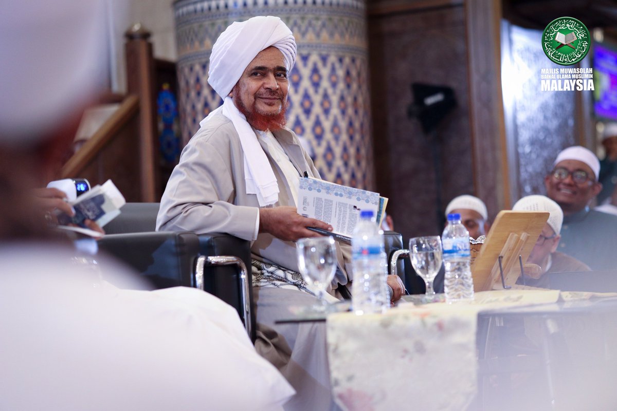 habibomar's tweet photo. #مقطع:
خاتمة دروس الفجر في ماليزيا في شرح كتاب ماهية التصوف وسمات أهله
صباح السبت 7 ذو القعدة 1444هـ
في مسجد نيغارا، كوالالمبور، ماليزيا

Penutupan Kajian Shubuh di Malaysia, Kualalumpur

لمشاهدة الدرس كاملاً:
https://t.co/Lj4P71LVyI

#الحبيب_عمر_بن_حفيظ #ماهية_الصوفية #ماليزيا https://t.co/9hk80gULTt