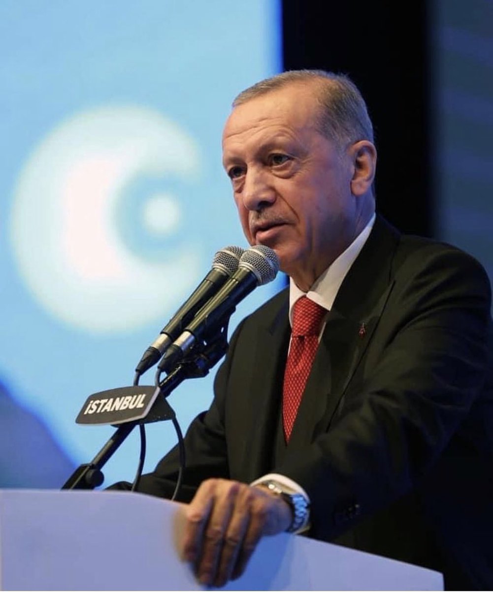 Sayın Cumhurbaşkanım!

Size oy veren kesim genellikle maddi durumu orta direk diye tabir ettiğimiz kesim. Hatta ekonomisi daha altlarda olan kesimlerde dahil..

Bunun sebebi, vatanına, bayrağına, inancına bağlı olmalarıdır.

Ülkenin en zengin semtlerinde yine Chp açık ara önde